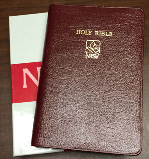 NRSV Cambridge Text Bible, Burgundy French Morocco Leather NR13 - Image 2